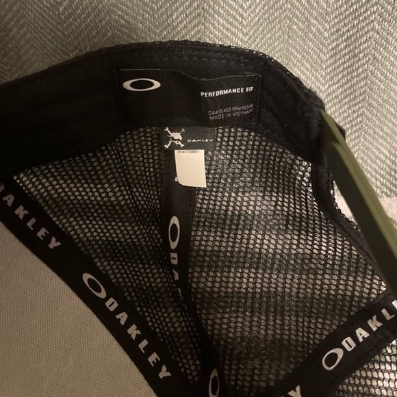 Oakley Baseball Cap - Picture 2 of 2